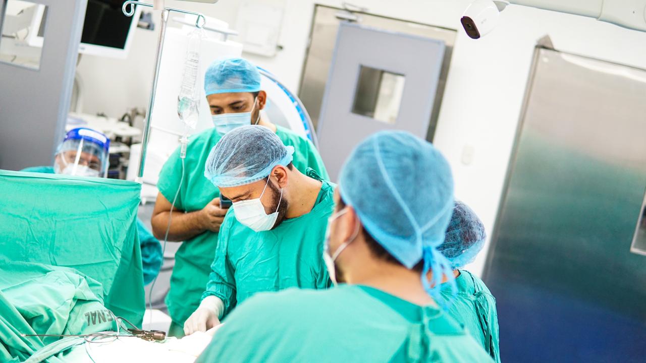 junto-a-equipo-de-cirujanos-ministro-alabi-realiza-jornada-de-cirugias-laparoscopicas-en-hospital-zacamil